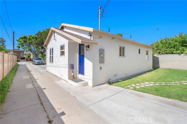 239 W Hillcrest Boulevard, Inglewood CA: https://media.crmls.org/medias/547ca4bb-11c8-4651-86aa-c23e1171a33b.jpg