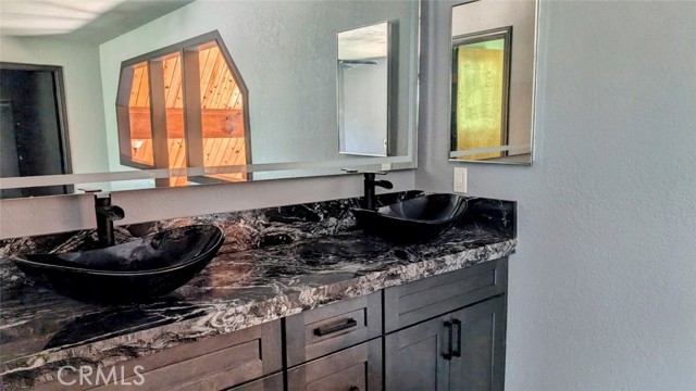 929 Trinity Drive, Lake Arrowhead CA: https://media.crmls.org/medias/547fee65-e7a7-4dac-9c04-88796657e00c.jpg