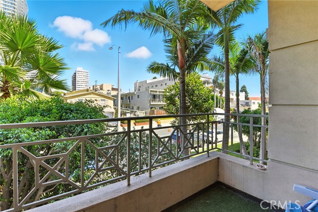1241 S Westgate Avenue, Los Angeles CA: https://media.crmls.org/medias/5481fd4f-a28a-489c-a862-c8bd6a2f9072.jpg