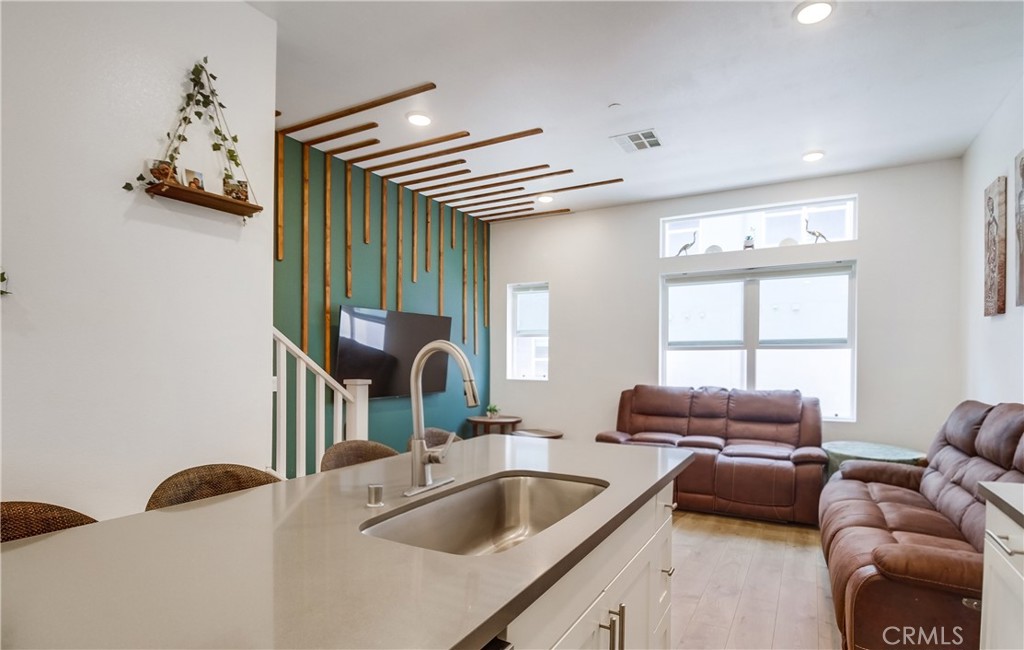 MLS #OC25117996 img 6