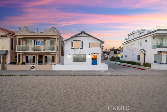 Detail Gallery Image 2 of 33 For 2500 W Oceanfront, Newport Beach,  CA 92663 - 3 Beds | 3 Baths