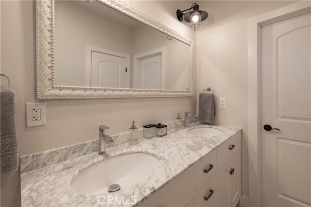 Detail Gallery Image 16 of 33 For 374 Mountainaire Ln, Big Bear Lake,  CA 92315 - 4 Beds | 3 Baths