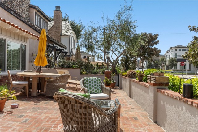 304 Larkspur Avenue, Corona del Mar CA: https://media.crmls.org/medias/548bbe67-87f3-4c2d-8024-5bcdd0e9ce1f.jpg