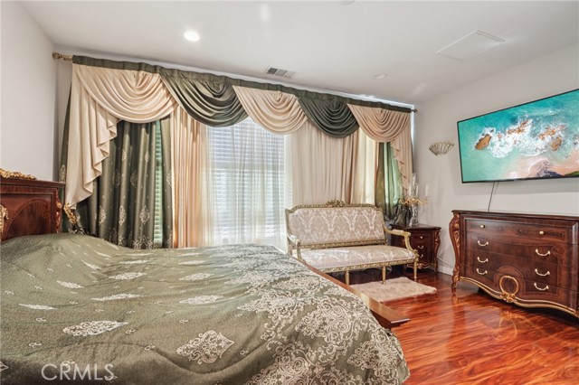 Detail Gallery Image 14 of 37 For 13225 Victory Bld, Valley Glen,  CA 91401 - 3 Beds | 3/1 Baths