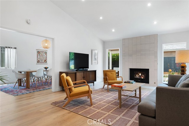 Detail Gallery Image 9 of 42 For 5607 Royer Ave, Woodland Hills,  CA 91367 - 4 Beds | 2 Baths