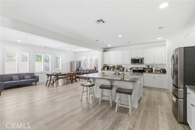 Detail Gallery Image 6 of 26 For 14648 Viva Dr, Corona,  CA 92880 - 6 Beds | 3/1 Baths