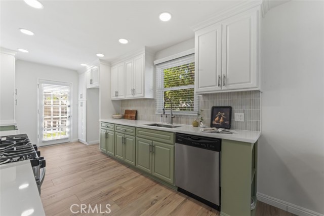 Detail Gallery Image 7 of 44 For 17008 Hartland St, Lake Balboa,  CA 91406 - 4 Beds | 2 Baths