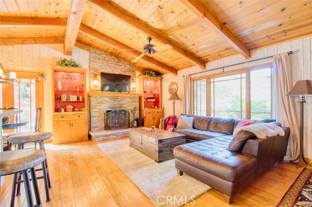 5475 Acorn Trail, Wrightwood CA: https://media.crmls.org/medias/54951bc6-4b87-46b1-9111-94f50f2f4e62.jpg