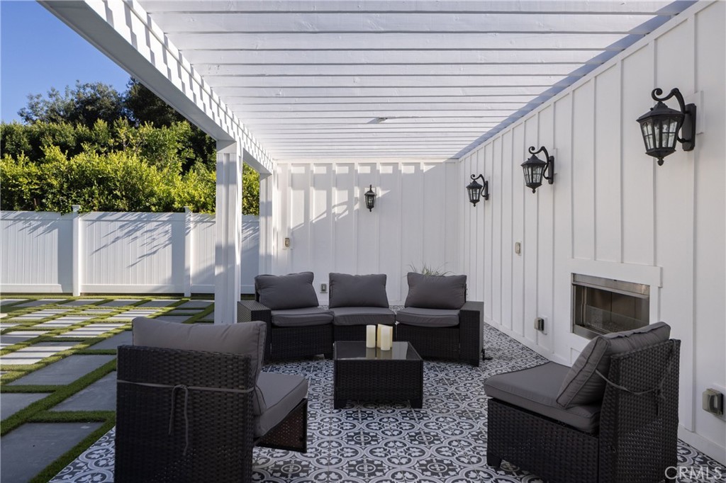 https://media.crmls.org/medias/5495cb22-84bc-4eab-9c43-0870653f79a9.jpg?preset=X-Large