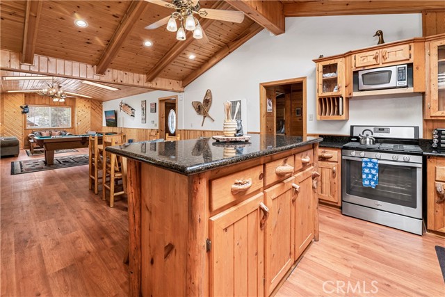 Detail Gallery Image 9 of 34 For 40356 Cliff Ln, Big Bear Lake,  CA 92315 - 2 Beds | 2 Baths