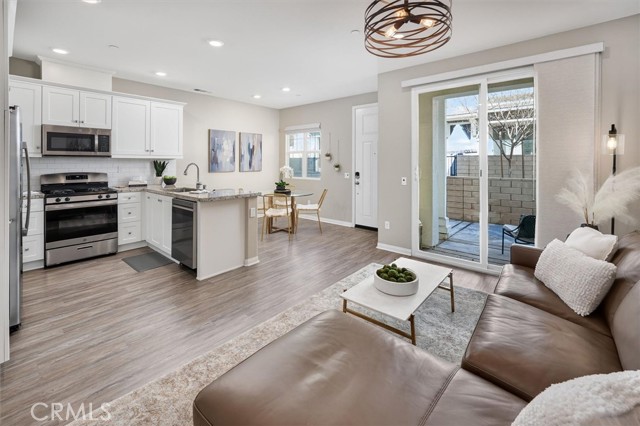 Detail Gallery Image 2 of 32 For 22922 Harvest Mill, Saugus,  CA 91350 - 2 Beds | 3 Baths