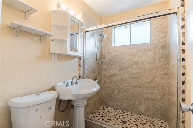 Detail Gallery Image 12 of 17 For 11571 Telegraph, Santa Fe Springs,  CA 90670 - 4 Beds | 2 Baths