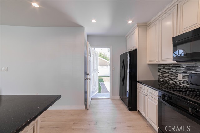 Detail Gallery Image 21 of 24 For 14754 Bassett St, Van Nuys,  CA 91405 - 4 Beds | 2 Baths