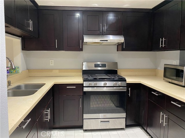 Detail Gallery Image 12 of 21 For 21040 Parthenia St #13,  Canoga Park,  CA 91304 - 2 Beds | 2 Baths