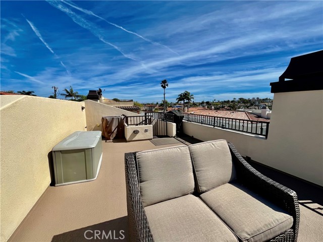 Detail Gallery Image 45 of 65 For 227 S Helberta Ave #B,  Redondo Beach,  CA 90277 - 4 Beds | 3/1 Baths