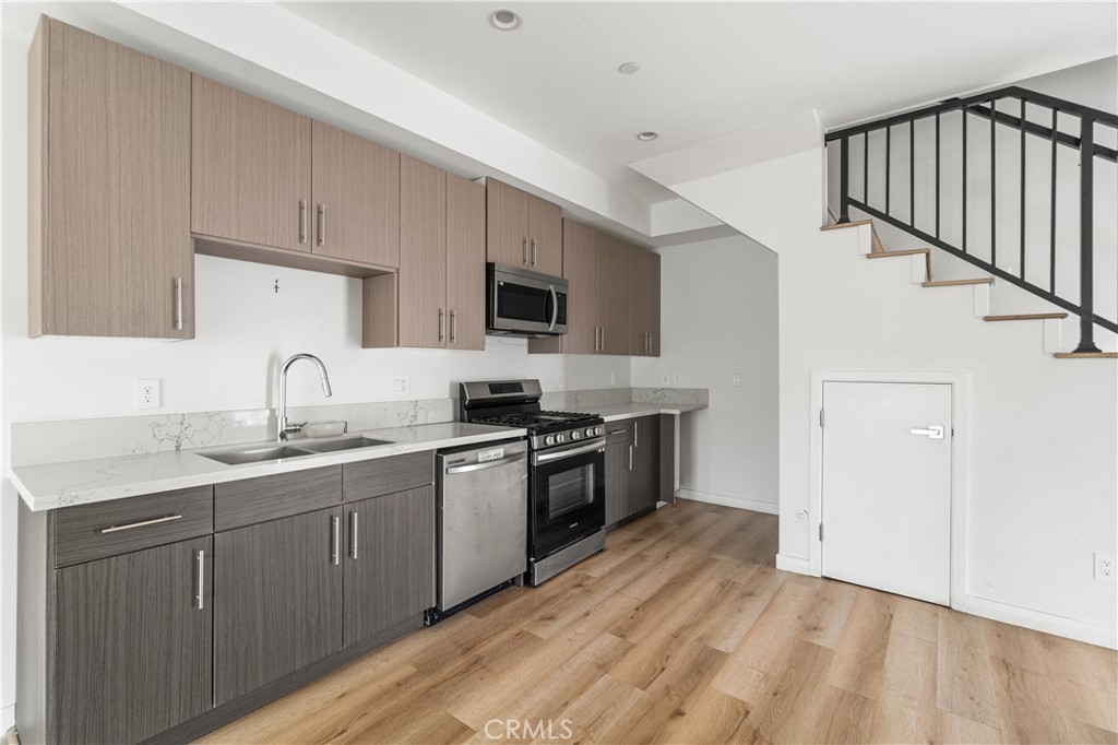 959 N Acacia
