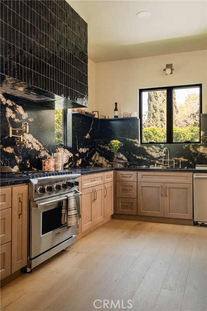 Detail Gallery Image 9 of 65 For 15719 Hartsook St, Encino,  CA 91436 - 4 Beds | 4/1 Baths