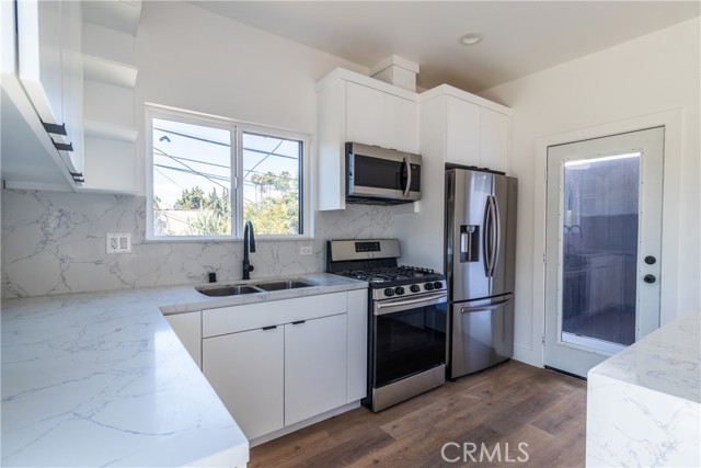 Detail Gallery Image 6 of 22 For 4507 W 18th St Dr #1,  Los Angeles,  CA 90019 - 4 Beds | 3 Baths