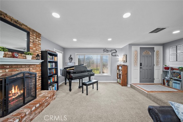 Detail Gallery Image 10 of 44 For 16503 Fairglade, Canyon Country,  CA 91387 - 4 Beds | 3 Baths