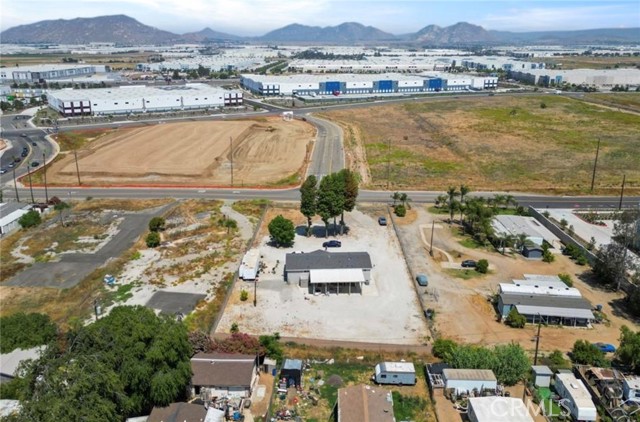 18583 Seaton Avenue, Perris CA: https://media.crmls.org/medias/54b36354-c1ae-483f-9a0a-4b3348e6d154.jpg