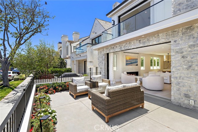 Detail Gallery Image 12 of 49 For 509 Carnation, Corona Del Mar,  CA 92625 - 3 Beds | 3/1 Baths