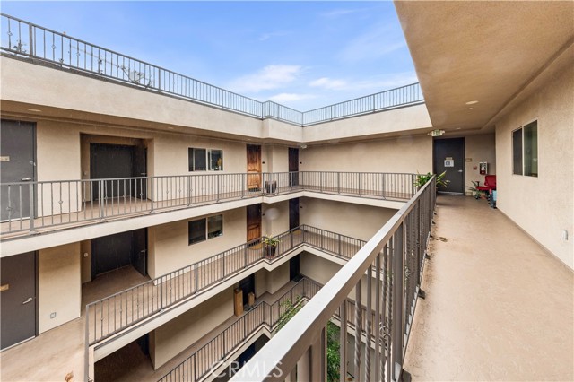 Detail Gallery Image 9 of 53 For 11218 Camarillo St #404,  Toluca Lake,  CA 91602 - 3 Beds | 3 Baths