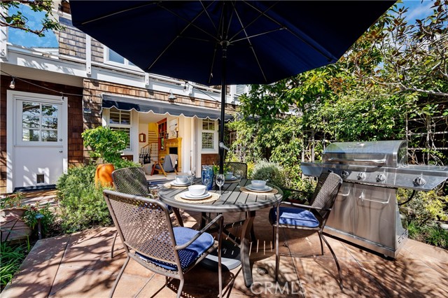 334 Locust Street, Laguna Beach CA: https://media.crmls.org/medias/54b4f6d1-1931-4a38-8c23-1b2faac13dc7.jpg