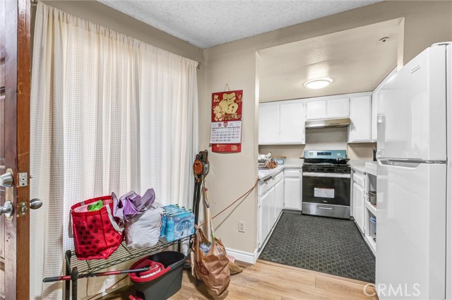 Detail Gallery Image 7 of 31 For 205 N Lincoln Ave Unit B, Monterey Park,  CA 91755 - 2 Beds | 1/1 Baths