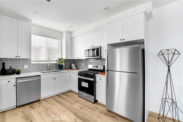 Detail Gallery Image 5 of 16 For 6754 Ben Ave, North Hollywood,  CA 91605 - 4 Beds | 3/1 Baths