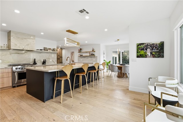 Detail Gallery Image 10 of 53 For 22637 Erwin St, Woodland Hills,  CA 91367 - 6 Beds | 5/1 Baths