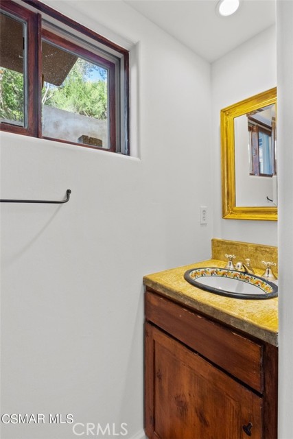 Detail Gallery Image 10 of 30 For 2045 Lookout Dr, Agoura Hills,  CA 91301 - 2 Beds | 2/1 Baths