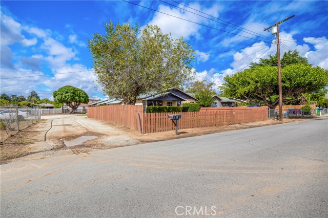 725 Michigan Avenue, Beaumont CA: https://media.crmls.org/medias/54c605fd-2518-43f3-b6f0-fdf012c2702f.jpg