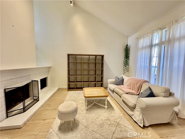 Detail Gallery Image 2 of 26 For 19 Dartmouth, Irvine,  CA 92612 - 2 Beds | 2/1 Baths