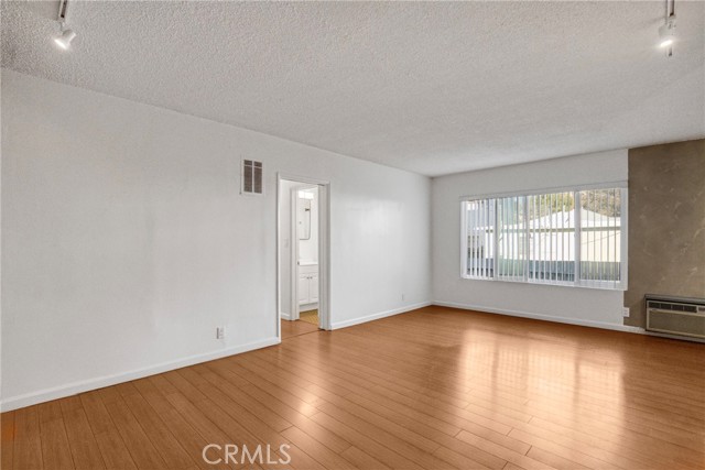 Detail Gallery Image 3 of 17 For 6643 De Longpre #5,  Los Angeles,  CA 90028 - 2 Beds | 2 Baths