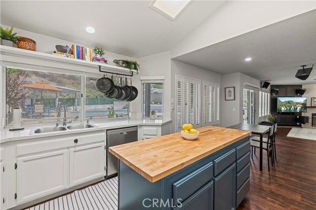 28777 Kathleen Avenue, Saugus CA: https://media.crmls.org/medias/54c9385d-2f9f-469e-9ce5-55c75f6f32bd.jpg