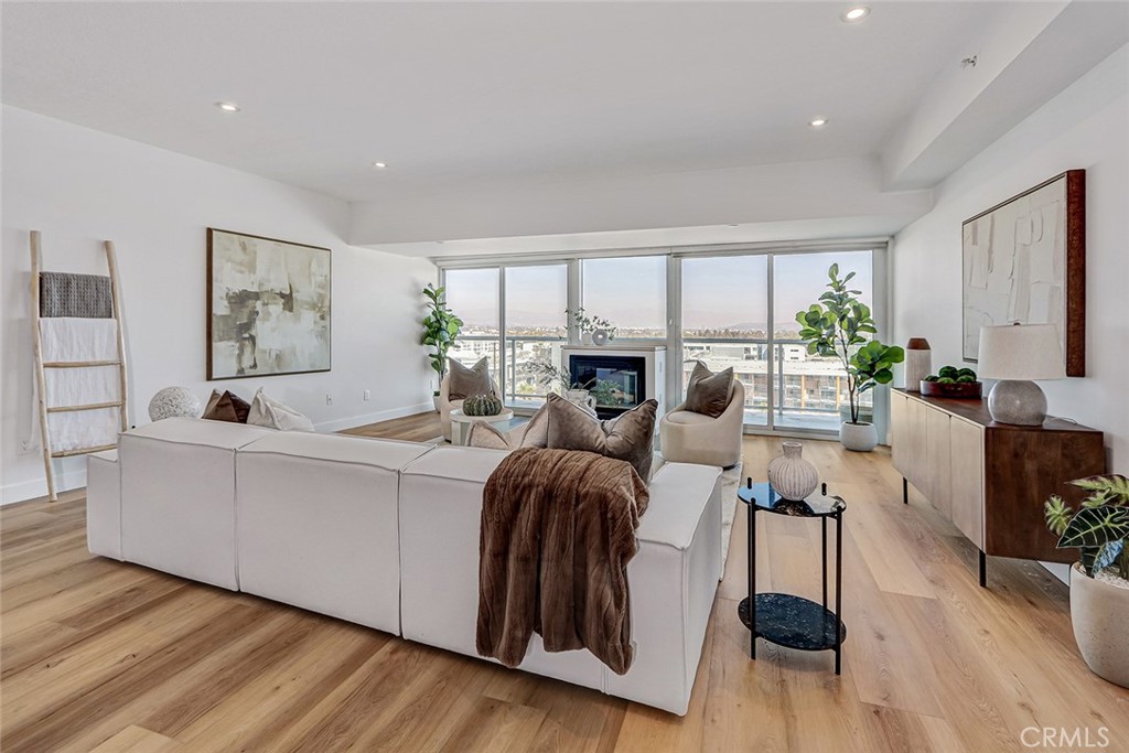 13600 Marina Pointe Drive #905