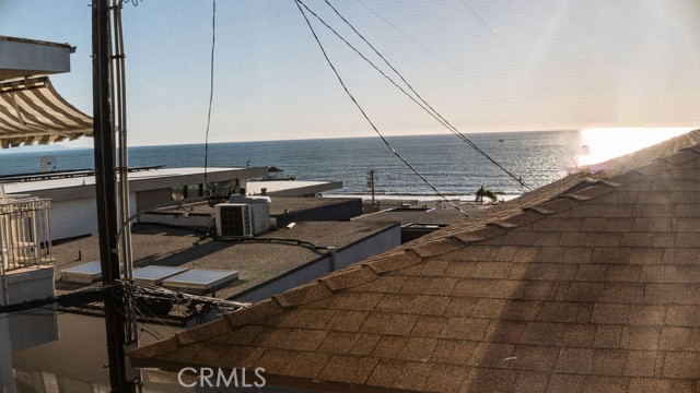 Detail Gallery Image 4 of 29 For 218 15th Street #C,  Manhattan Beach,  CA 90266 - 3 Beds | 2/1 Baths