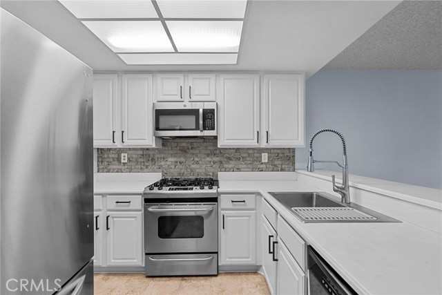 Detail Gallery Image 12 of 34 For 15735 Nordhoff St #36,  North Hills,  CA 91343 - 2 Beds | 2/1 Baths