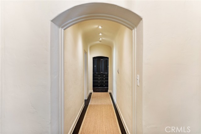 580 S Sweetzer Ave, Los Angeles CA: https://media.crmls.org/medias/54ce3e42-6ffb-477b-9913-e83fb4529bca.jpg