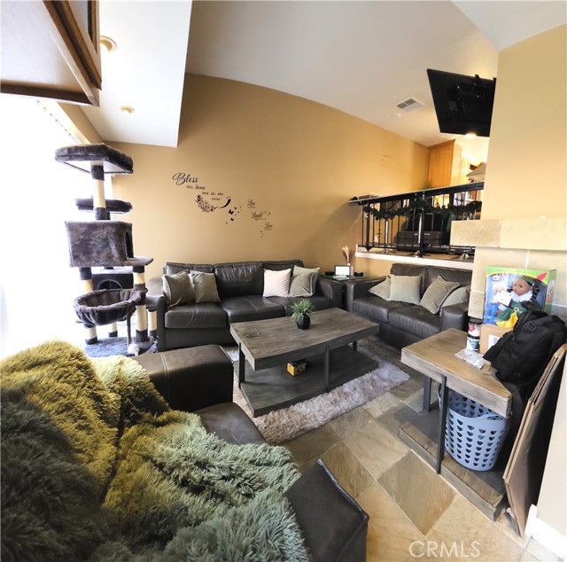 Detail Gallery Image 4 of 17 For 27657 Ironstone Dr #2,  Canyon Country,  CA 91387 - 2 Beds | 2/1 Baths