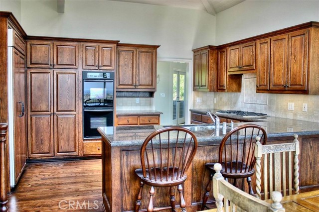 Kitchen with High Ceilings, Peninsula and Breakfast Area