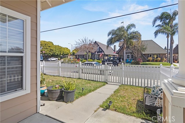 Detail Gallery Image 4 of 37 For 1813 Huntington St, Huntington Beach,  CA 92648 - 4 Beds | 3/1 Baths