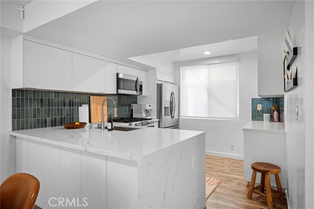 Detail Gallery Image 9 of 31 For 5435 Yarmouth #7,  Encino,  CA 91316 - 2 Beds | 2/1 Baths