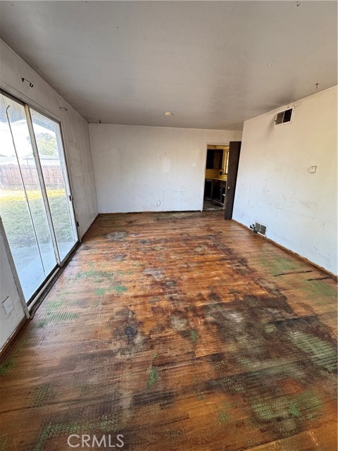 Detail Gallery Image 9 of 27 For 5703 E Hampton, Fresno,  CA 93727 - 3 Beds | 1 Baths