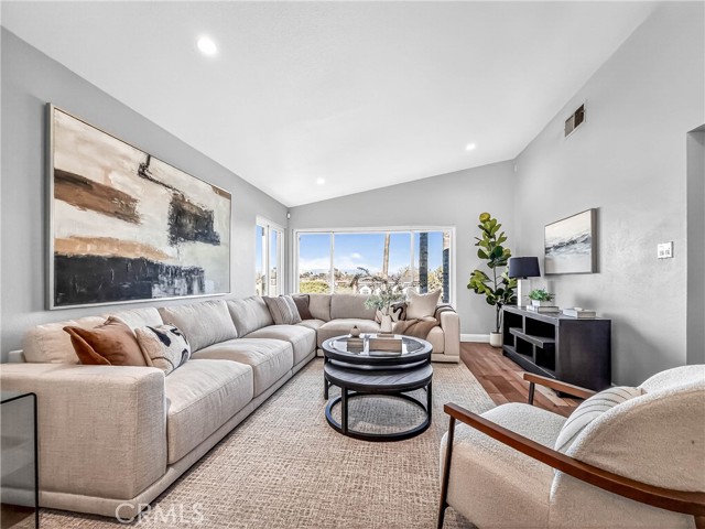 Detail Gallery Image 4 of 37 For 7313 S Earldom Avenue, Playa Del Rey,  CA 90293 - 5 Beds | 4 Baths