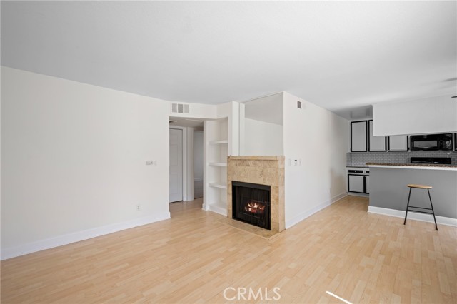 Detail Gallery Image 5 of 20 For 7045 Woodley Ave #212,  Van Nuys,  CA 91406 - 2 Beds | 2 Baths