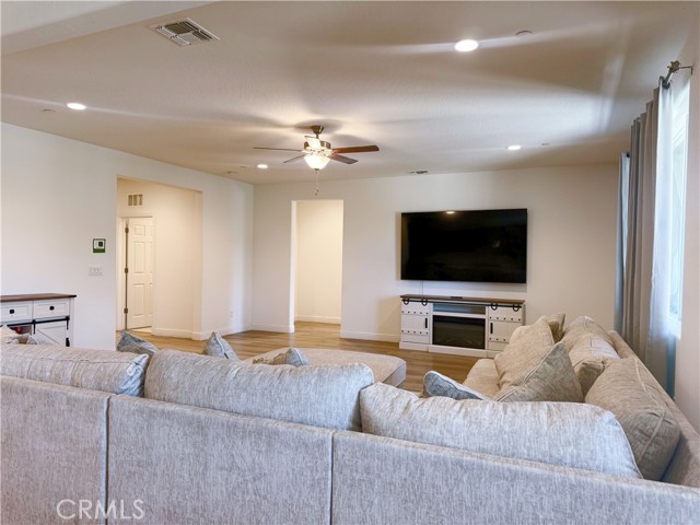 14680 Spanish Bay Way, Chowchilla CA: https://media.crmls.org/medias/54ea16dc-abd8-4615-8397-79ac6bedab0b.jpg