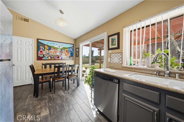 Detail Gallery Image 9 of 24 For 502 Hilltop, Palmdale,  CA 93551 - 2 Beds | 2 Baths