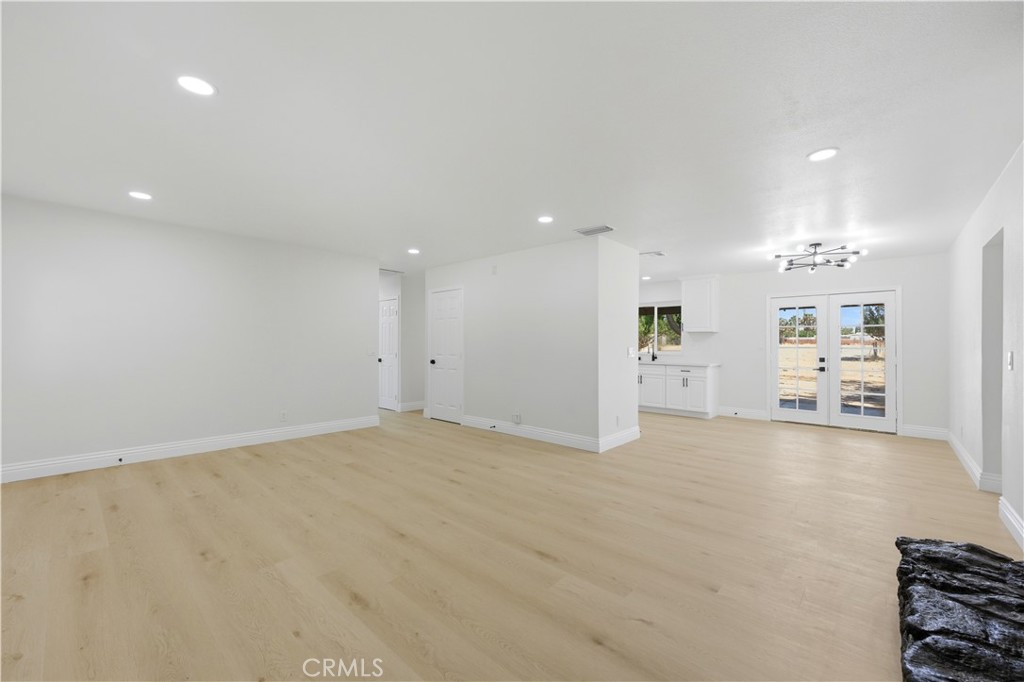 https://media.crmls.org/medias/54f0dcdd-adb4-4190-aa5a-692dbf3bc983.jpg?preset=X-Large