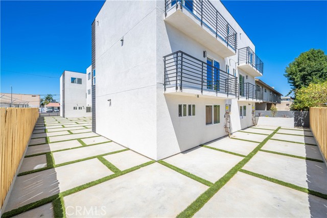 Detail Gallery Image 3 of 20 For 6834 Hazeltine Ave #3,  Van Nuys,  CA 91405 - 3 Beds | 3/1 Baths